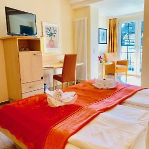 Zimmer mit Kingsize-Bett