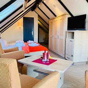 Studio mit Kingsize-Bett im Dachgeschoss